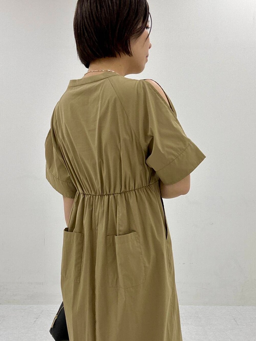 「ワンピース、カジュアルスタイル、fbyrosso、エフバイロッソ、夏スタイル、夏ワンピース」｜「F by ROSSOのF by ROSSO　スリットショルダーワンピース（ワンピース、ベージュ系）」を使った、Adaさん（レディース・163cm）の夏コーディネートの5枚目の写真