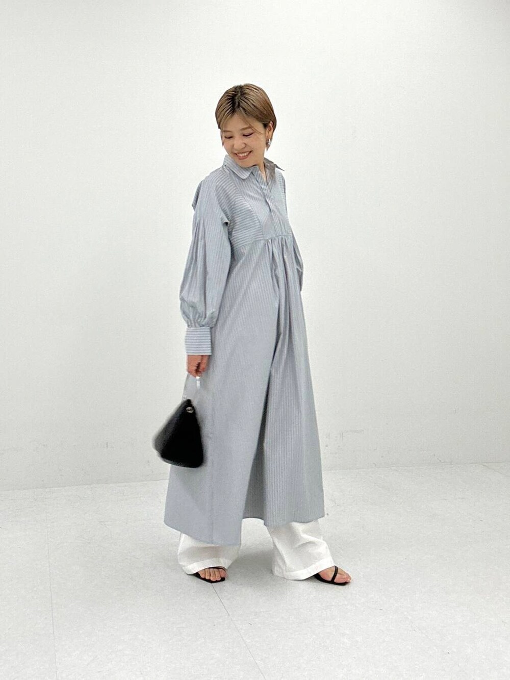 「ワンピース、エフバイロッソ、休日コーディネート、春ワンピース」｜「F by ROSSOのF by ROSSO　カラーストライプシャツワンピース（ワンピース、ブルー系）」を使った、Adaさん（レディース・163cm）の春コーディネートの2枚目の写真