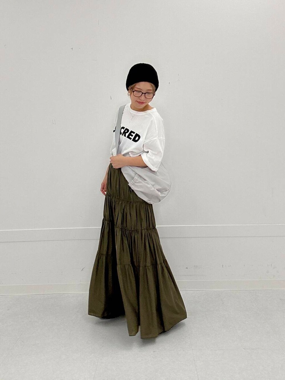 「ロングスカート、ロゴTシャツ、カジュアルコーディネート、エフバイロッソ、めがね」｜「F by ROSSOのF by ROSSO　ナイロンティアードロングスカート（スカート、グリーン系）」を使った、Adaさん（レディース・163cm）の春コーディネートの2枚目の写真