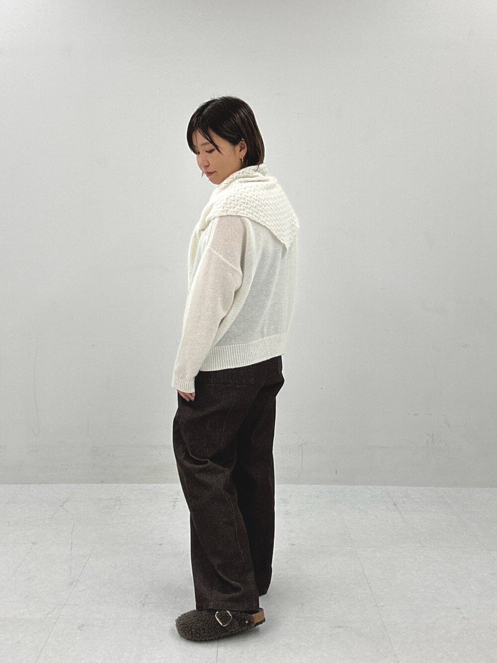 ホワイト系のニット/セーター、ブラウン系のその他パンツを着用したレディースの秋コーディネートの2枚目の写真