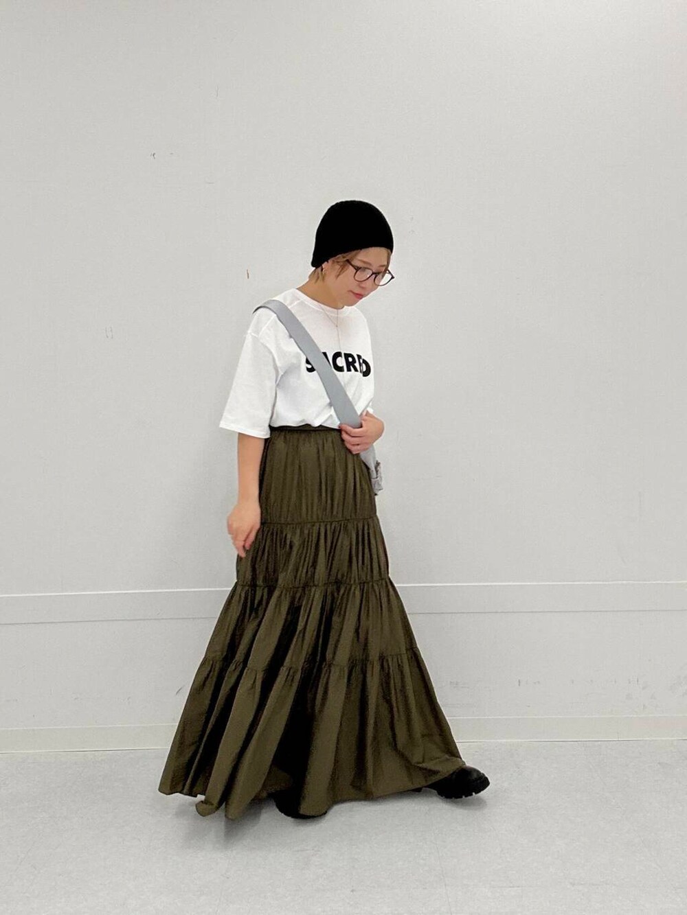 「ロングスカート、ロゴTシャツ、カジュアルコーディネート、エフバイロッソ、めがね」｜「F by ROSSOのF by ROSSO　ナイロンティアードロングスカート（スカート、グリーン系）」を使った、Adaさん（レディース・163cm）の春コーディネートの3枚目の写真