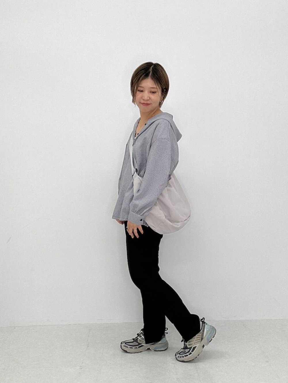 「アーバンリサーチ、パンツ、撥水、カジュアルスタイル、fbyrosso、エフバイロッソ、夏スタイル、水遊び、水際」｜「F by ROSSOのF by ROSSO　サッカーストレッチアノラック（その他アウター、その他）」を使った、Adaさん（レディース・163cm）の春コーディネートの3枚目の写真
