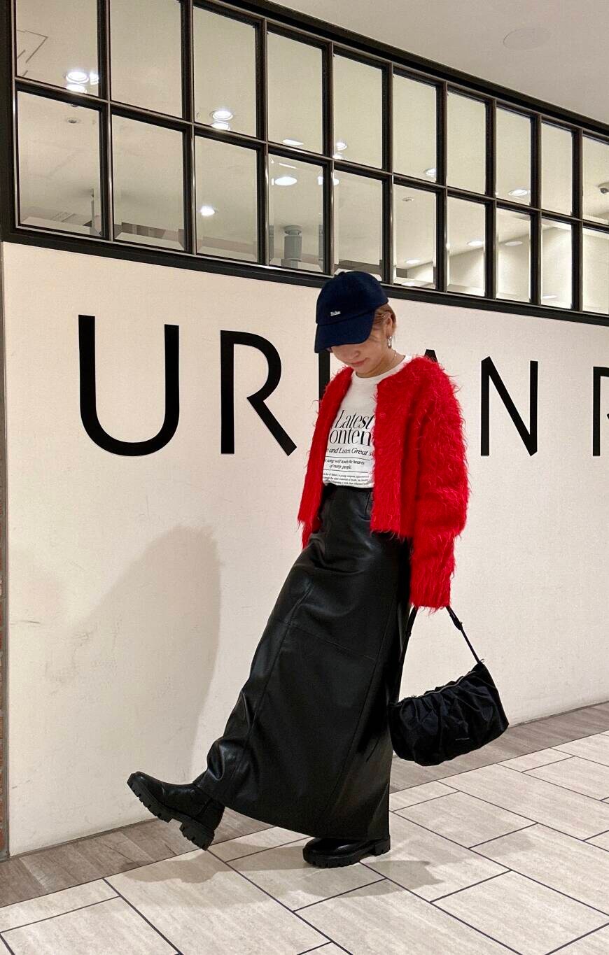 ブラック系のブーツ、ブラック系のスカート、レッド系のカーディガン/ボレロを着用したレディースの冬コーディネートの2枚目の写真