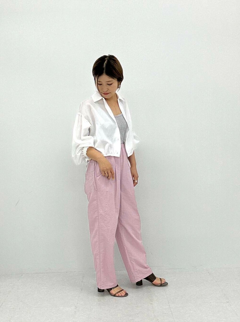 ホワイト系のシャツ/ブラウス、ピンク系のその他パンツを着用したレディースの春コーディネートの2枚目の写真
