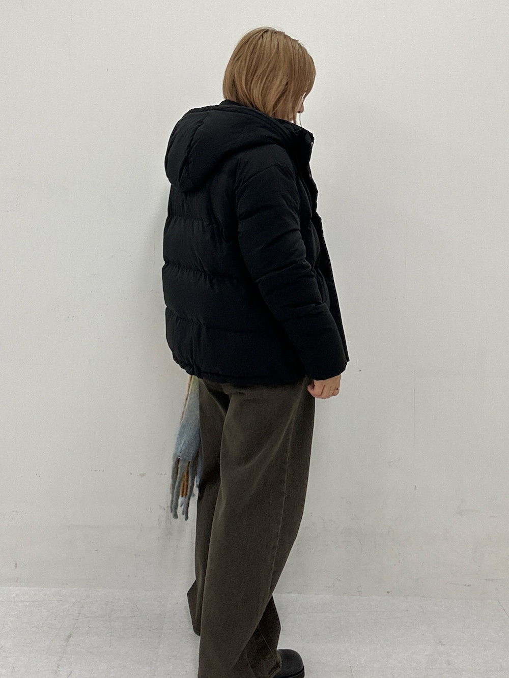 ブラック系のダウンジャケット/コートを着用したレディースの冬コーディネートの3枚目の写真