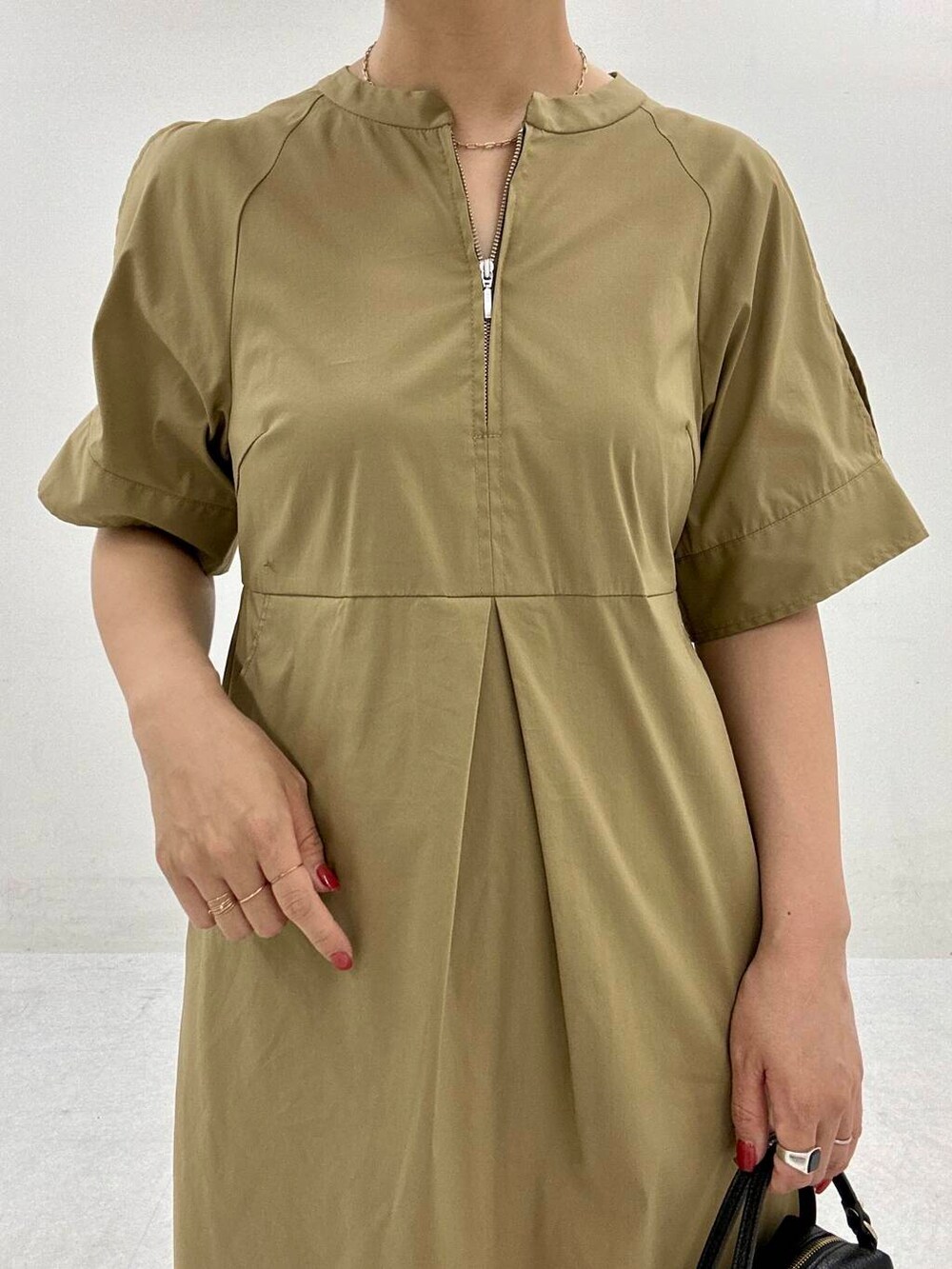 「ワンピース、カジュアルスタイル、fbyrosso、エフバイロッソ、夏スタイル、夏ワンピース」｜「F by ROSSOのF by ROSSO　スリットショルダーワンピース（ワンピース、ベージュ系）」を使った、Adaさん（レディース・163cm）の夏コーディネートの4枚目の写真