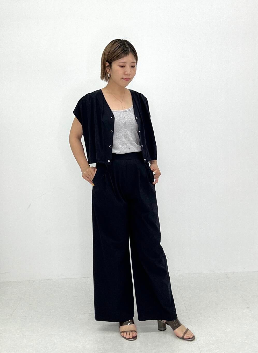 「アーバンリサーチ、セットアップ、パンツ、撥水、カジュアルスタイル、fbyrosso、エフバイロッソ、夏スタイル、初夏パンツ」｜「F by ROSSOのF by ROSSO　撥水クロップドブラウス+ワイドパンツ（セットアップ、ブルー系）」を使った、Adaさん（レディース・163cm）の春コーディネートの4枚目の写真