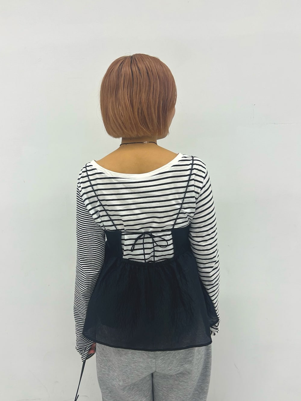 ブラック系のその他トップスを着用したレディースの春コーディネートの4枚目の写真