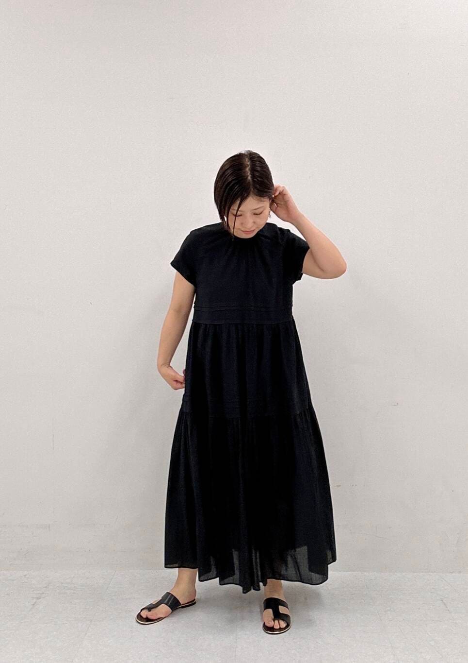 「ワンピース、カジュアルスタイル、fbyrosso、エフバイロッソ、夏スタイル、夏ワンピース、ワンピース×高身長」｜「F by ROSSOのF by ROSSO　コットンボイルタックティアードワンピース（ワンピース、ブラック系）」を使った、Adaさん（レディース・163cm）の夏コーディネートの2枚目の写真