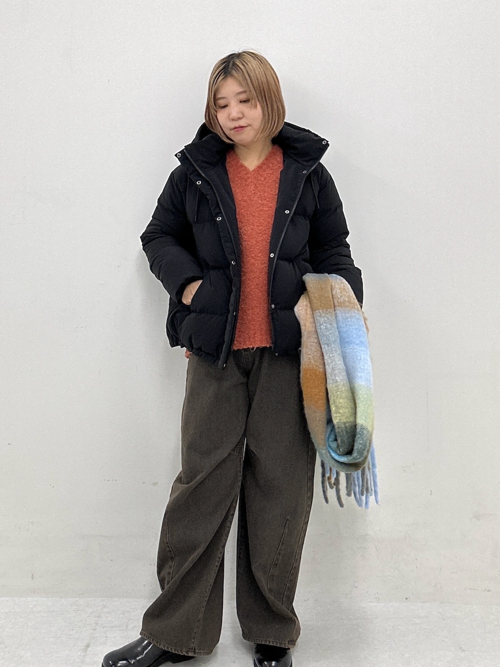 ブラック系のダウンジャケット/コートを着用したレディースの冬コーディネートの2枚目の写真