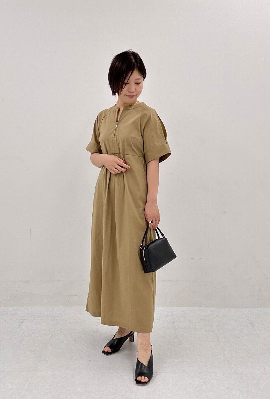 「ワンピース、カジュアルスタイル、fbyrosso、エフバイロッソ、夏スタイル、夏ワンピース」｜「F by ROSSOのF by ROSSO　スリットショルダーワンピース（ワンピース、ベージュ系）」を使った、Adaさん（レディース・163cm）の夏コーディネートの2枚目の写真