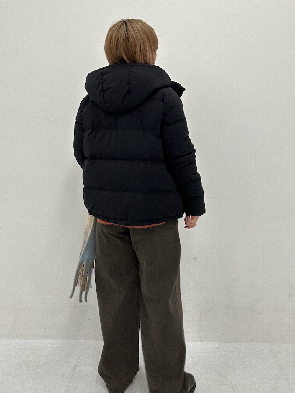 ブラック系のダウンジャケット/コートを着用したレディースの冬コーディネートの4枚目の写真