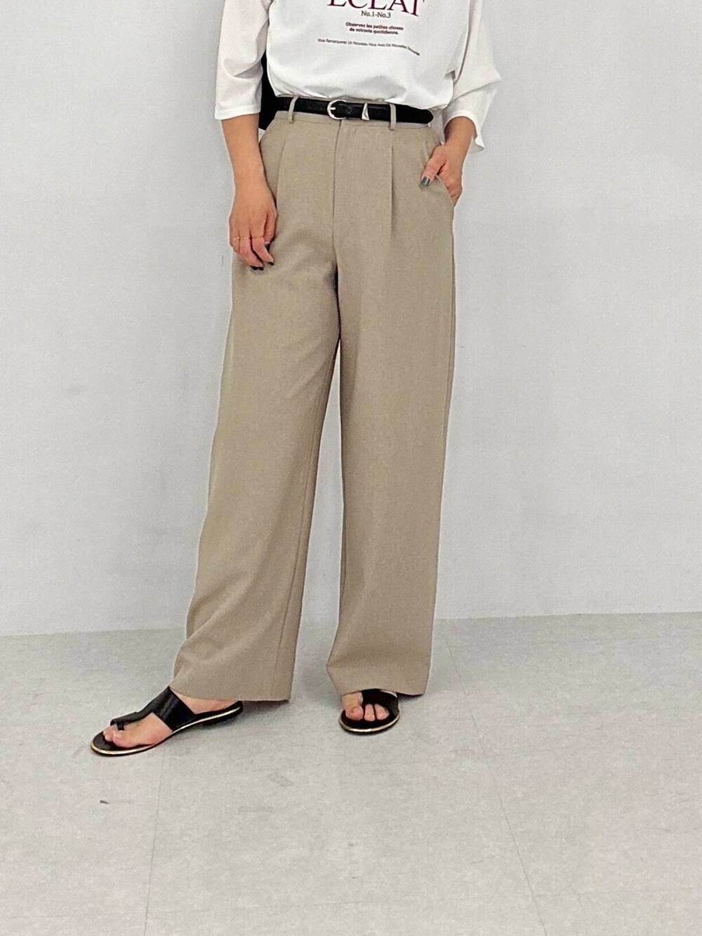 「ワイドパンツ、パンツ、カジュアルスタイル、fbyrosso、初夏パンツ」｜「F by ROSSOの『UR TECH DRYLUXE』F by ROSSO　タックワイドパンツ（その他パンツ、ベージュ系）」を使った、Adaさん（レディース・163cm）の春コーディネートの3枚目の写真