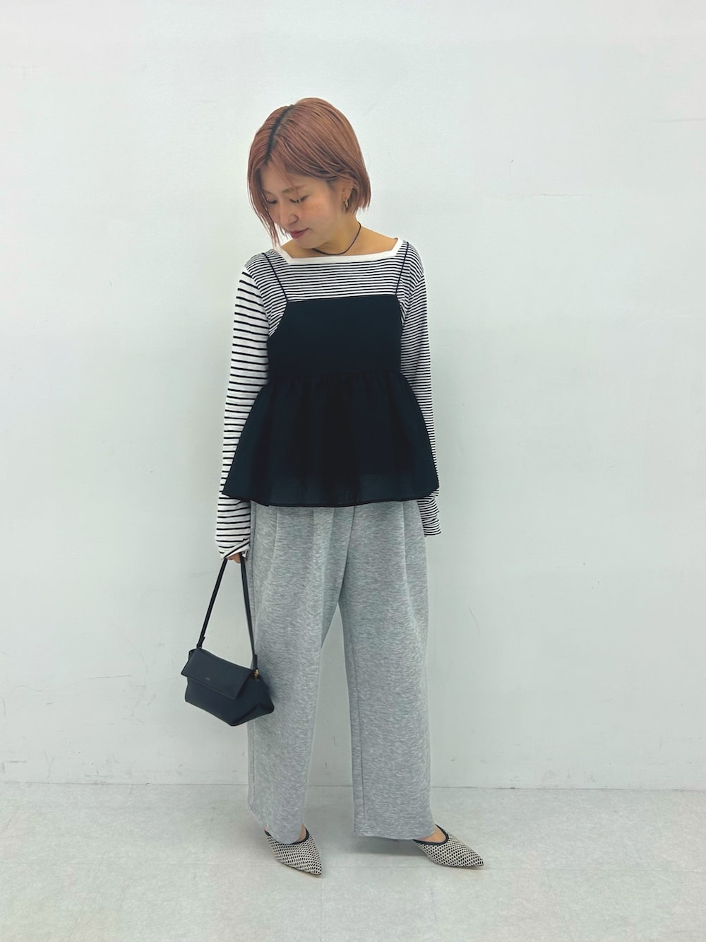 ブラック系のその他トップスを着用したレディースの春コーディネートの3枚目の写真