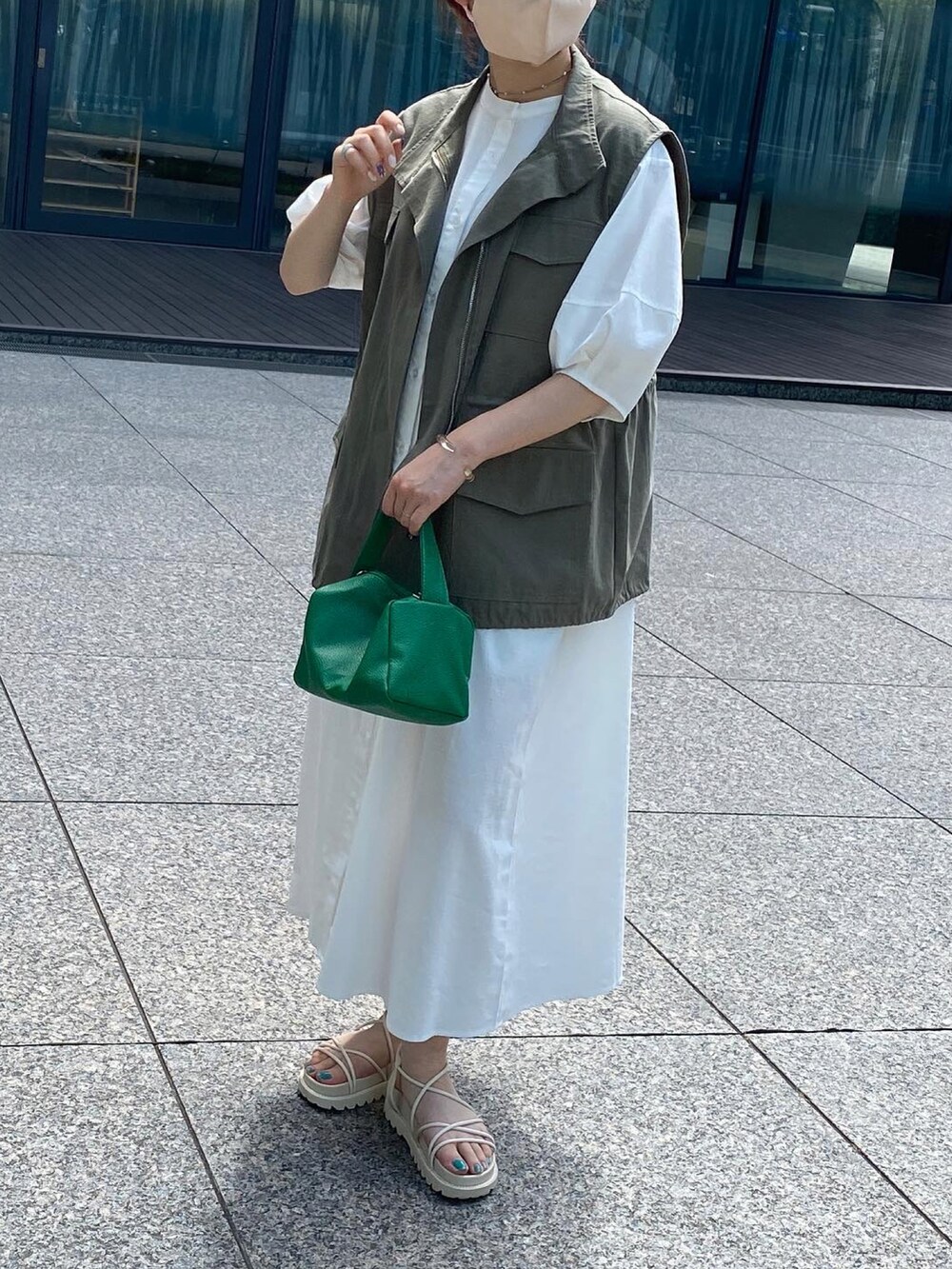 「apresjourmignon、アプレジュールミニョン、ベスト、キャップ、グリーン、ボリューム袖、ロングワンピース、レイヤードスタイル、プチプラ、プチプラコーデ、きれいめカジュアル、夏セールで買いました、カジュアルコーデ、おしゃれさんと繋がりたい」｜「apres jour mignonの【apresjour mignon×ARIAZ】スクエアバッグ（ショルダーバッグ、グリーン系）」を使った、uraさん（レディース・160cm）の夏コーディネートの2枚目の写真
