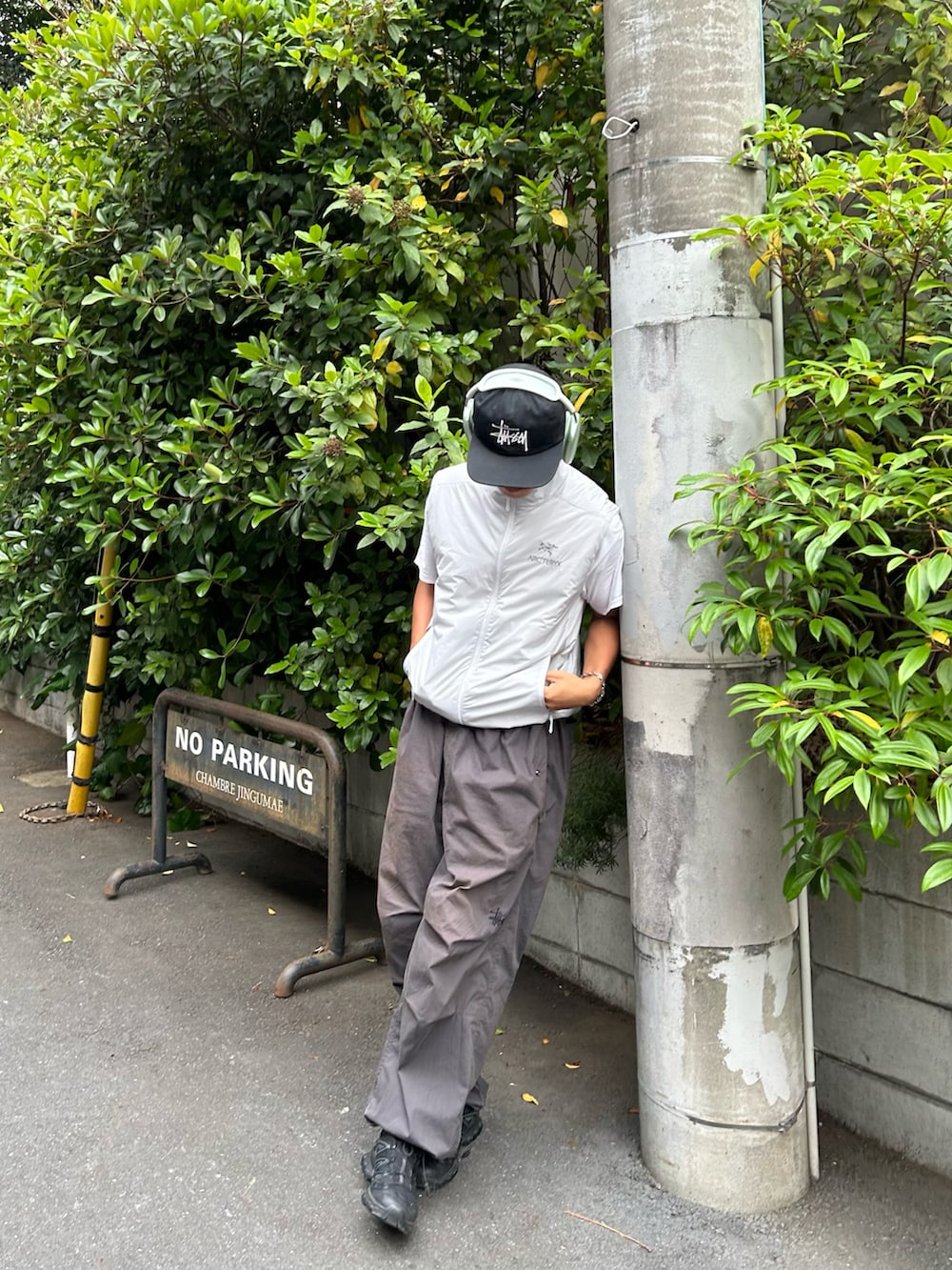 ホワイト系のベスト、ブラック系のその他パンツ、ブラック系のスニーカーを着用したメンズの春コーディネートの2枚目の写真