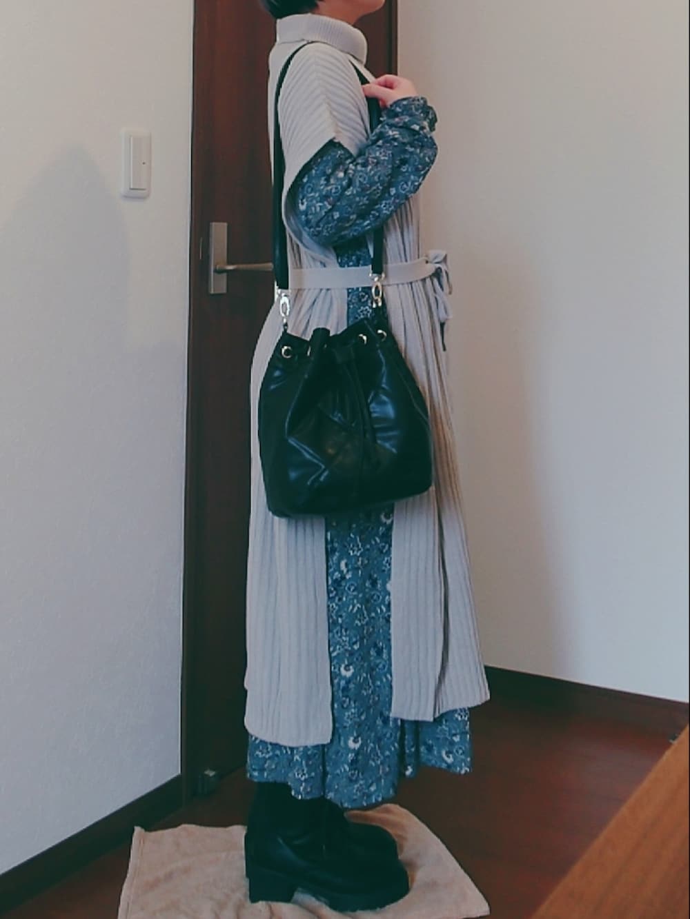 「ワンピース、低身長コーデ、オトナ女子、ブーツ、プチプラコーデ、ショートヘア、ふんわり、GRL、ベスト、レイヤードスタイル、淡色コーデ」｜「GRLのリボンベルト付ニットポンチョXワンピースXインナーセット（ワンピース、ベージュ系）」を使った、yuuu さん（レディース・153cm）の冬コーディネートの2枚目の写真