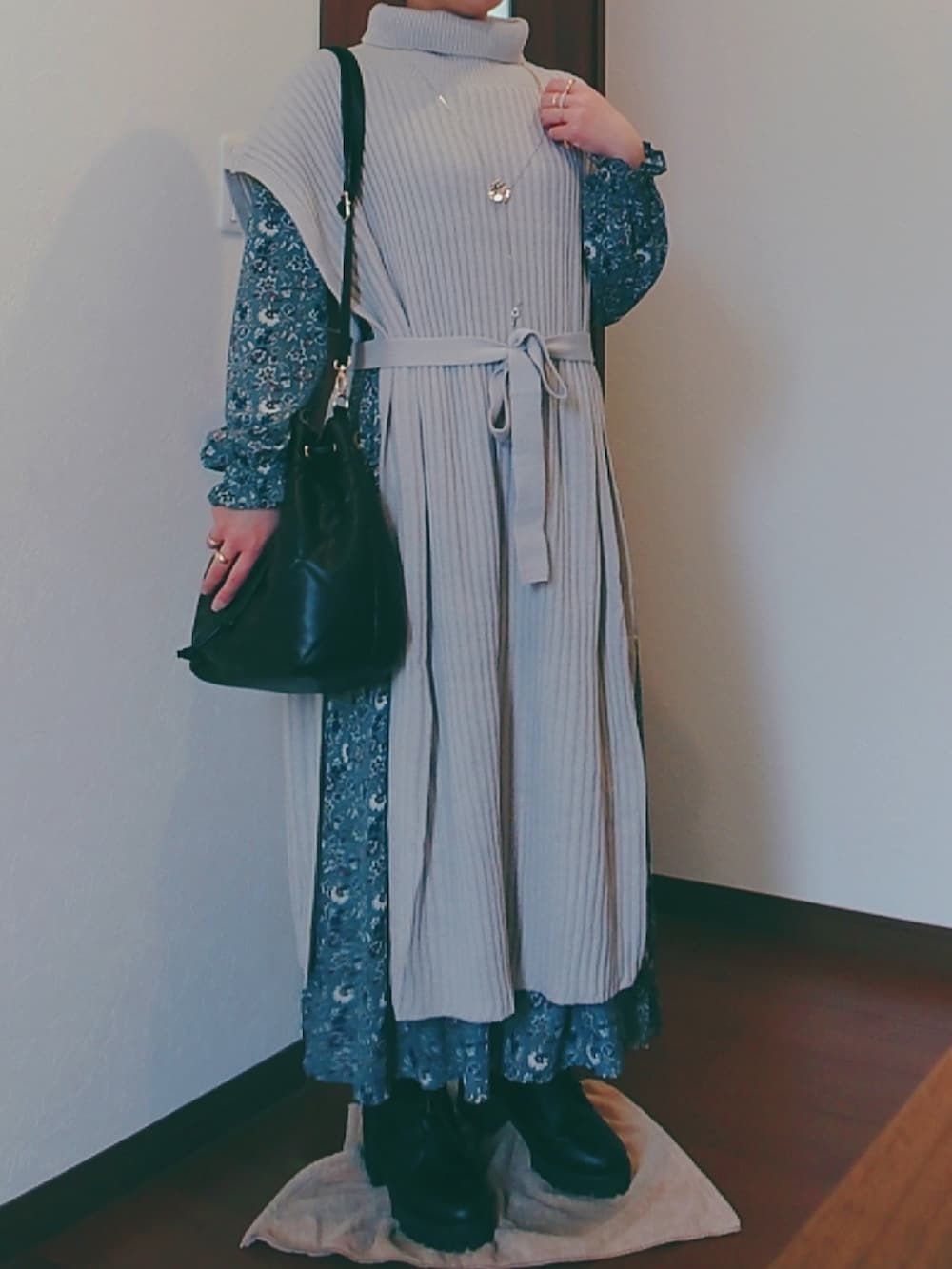 「ワンピース、低身長コーデ、オトナ女子、ブーツ、プチプラコーデ、ショートヘア、ふんわり、GRL、ベスト、レイヤードスタイル、淡色コーデ」｜「GRLのリボンベルト付ニットポンチョXワンピースXインナーセット（ワンピース、ベージュ系）」を使った、yuuu さん（レディース・153cm）の冬コーディネートの3枚目の写真