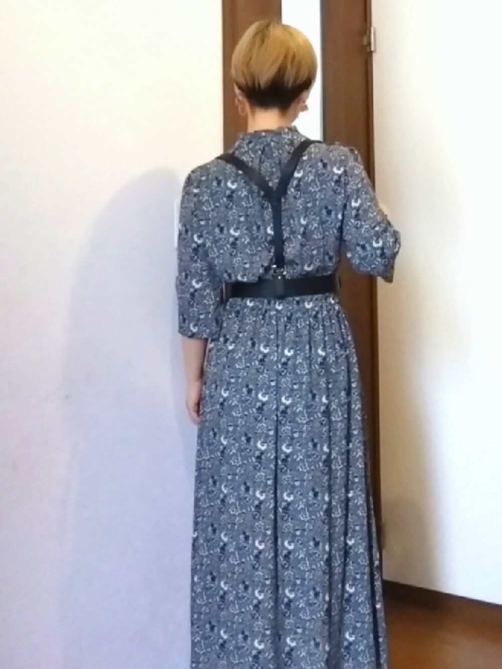 ブルー系のワンピース、ブラック系のブーツ、ブラック系のサスペンダーを着用したレディースの秋コーディネートの2枚目の写真