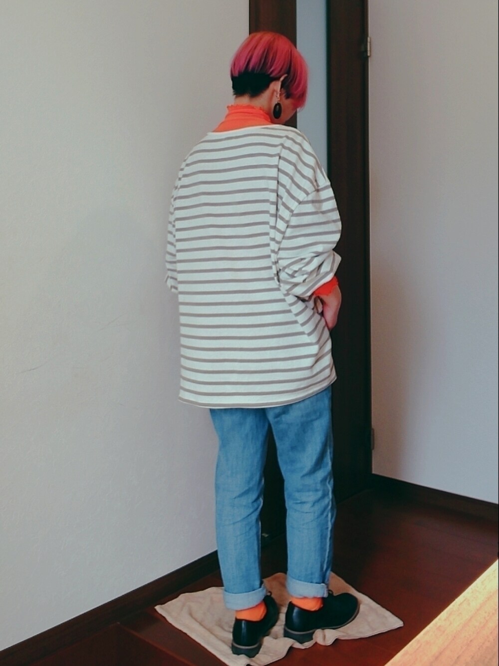 「プチプラ、ボーダー、デニム、低身長コーデ、春服デビュー宣言、ラフ、ショートヘア、刈り上げ女子、スウィーツ同盟会、休日スタイル、シアートップス、シンプルコーデ」|「apres jour mignonのボーダーBIGロンT 【ZOZOTOWN限定アイテム】(Tシャツ/カットソー、ベージュ系)」を使った、yuuu さん(レディース・153cm)の春コーディネートの2枚目の写真