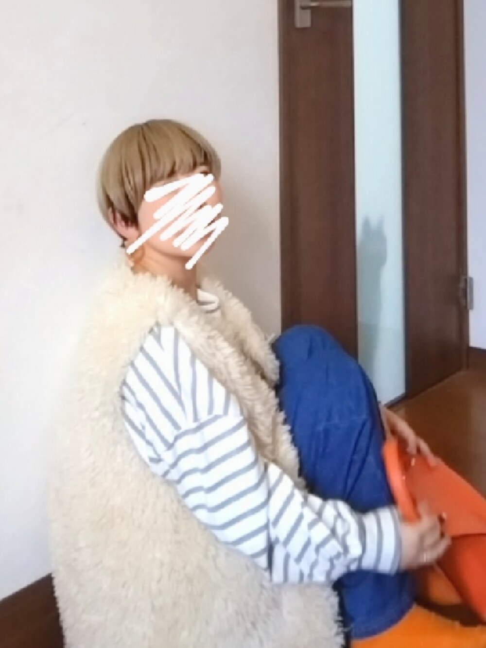 ベージュ系のTシャツ/カットソー、ブルー系のデニムパンツ、ブラウン系のダウンベストを着用したレディースの秋コーディネートの3枚目の写真