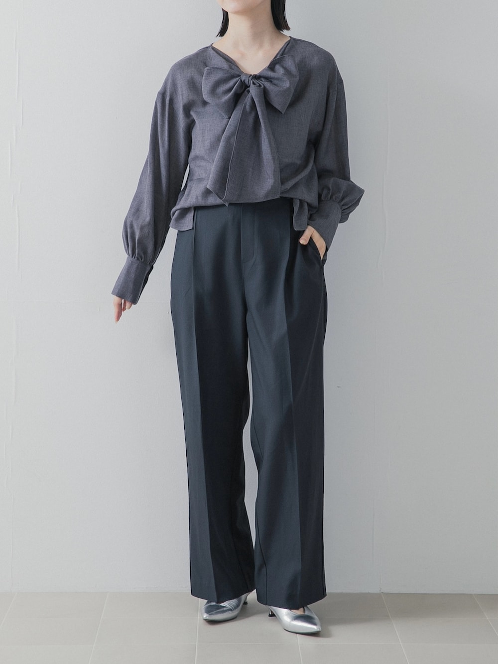 ブラック系のその他パンツ、グレー系のシャツ/ブラウス、シルバー系のパンプスを着用したレディースの秋コーディネートの3枚目の写真