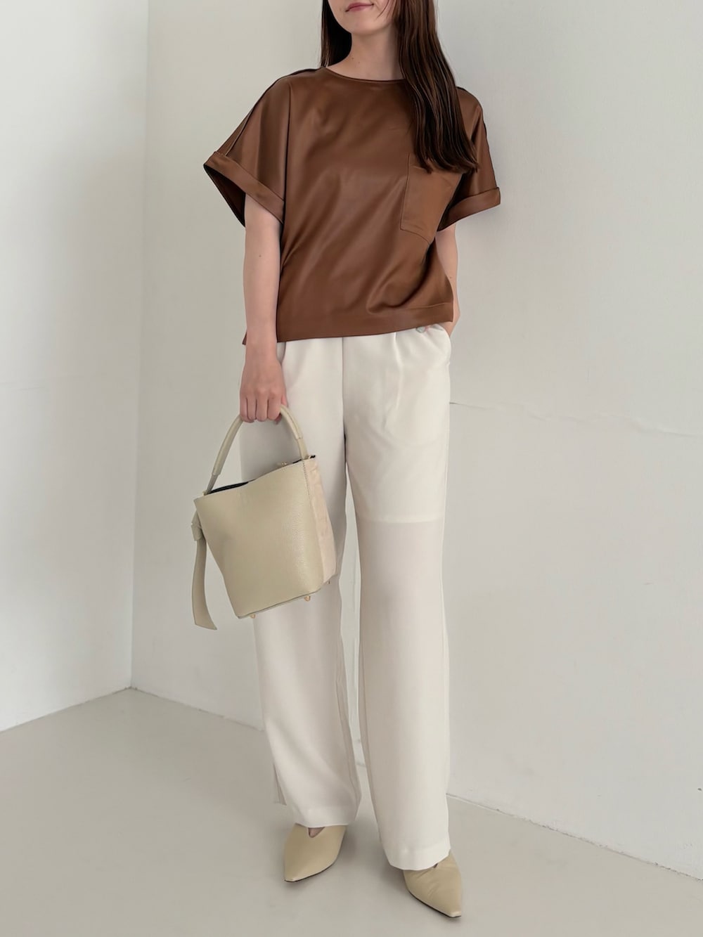 ブラウン系のシャツ/ブラウス、ホワイト系のその他パンツを着用したレディースの夏コーディネートの2枚目の写真