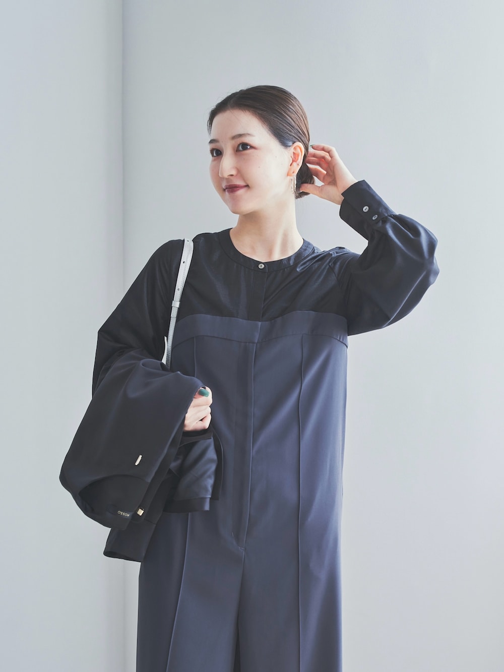 グレー系のその他パンツ、シルバー系のパンプス、シルバー系のショルダーバッグを着用したレディースの秋コーディネートの6枚目の写真