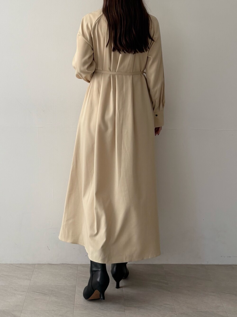 イエロー系のワンピース、ブラック系のブーツを着用したレディースの秋コーディネートの3枚目の写真