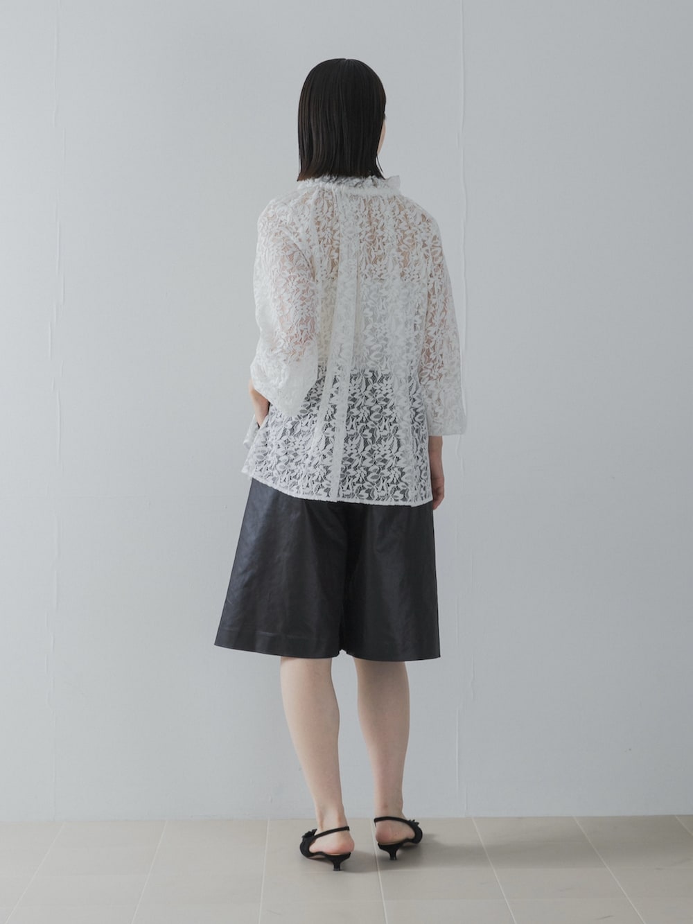 ホワイト系のシャツ/ブラウス、ブラック系のその他パンツ、ブラック系のパンプスを着用したレディースの夏コーディネートの4枚目の写真