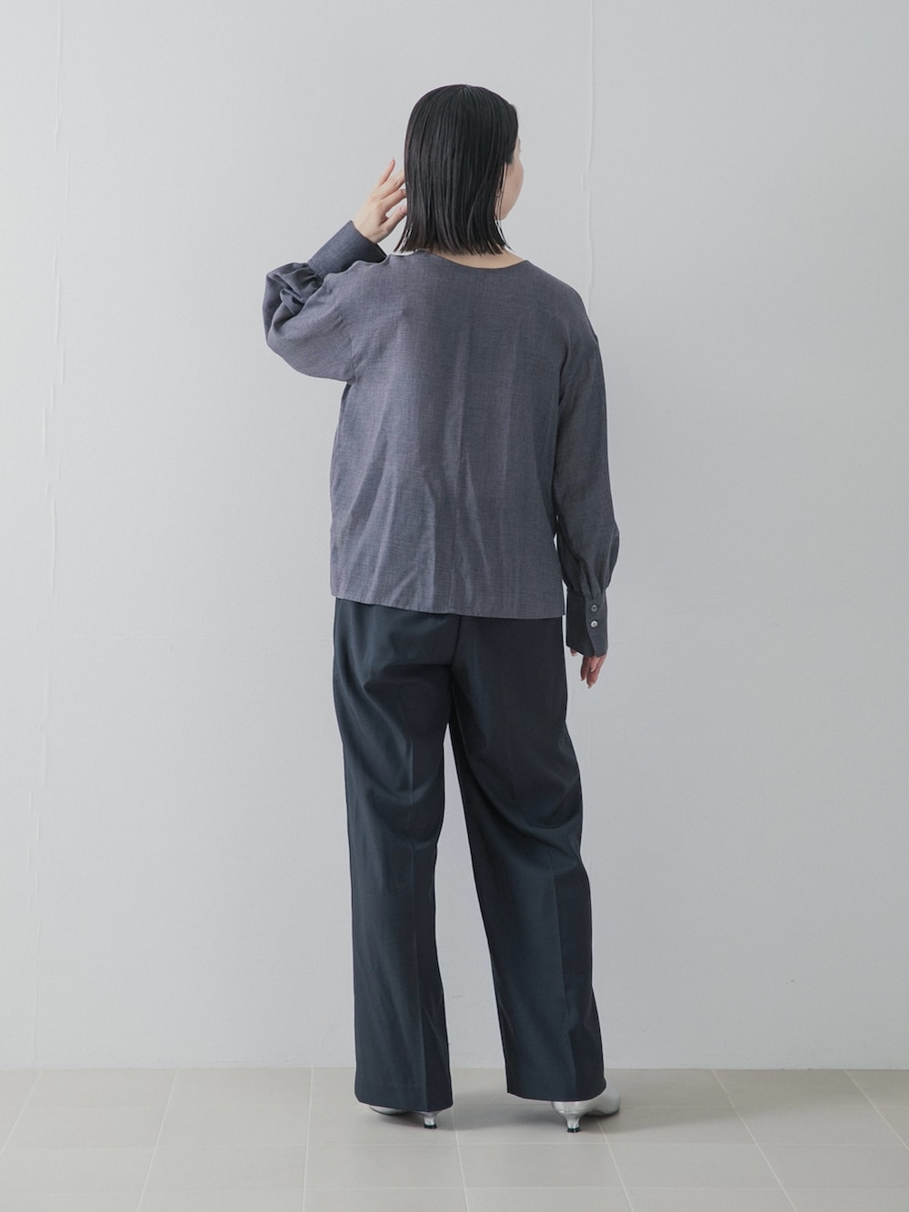 ブラック系のその他パンツ、グレー系のシャツ/ブラウス、シルバー系のパンプスを着用したレディースの秋コーディネートの2枚目の写真