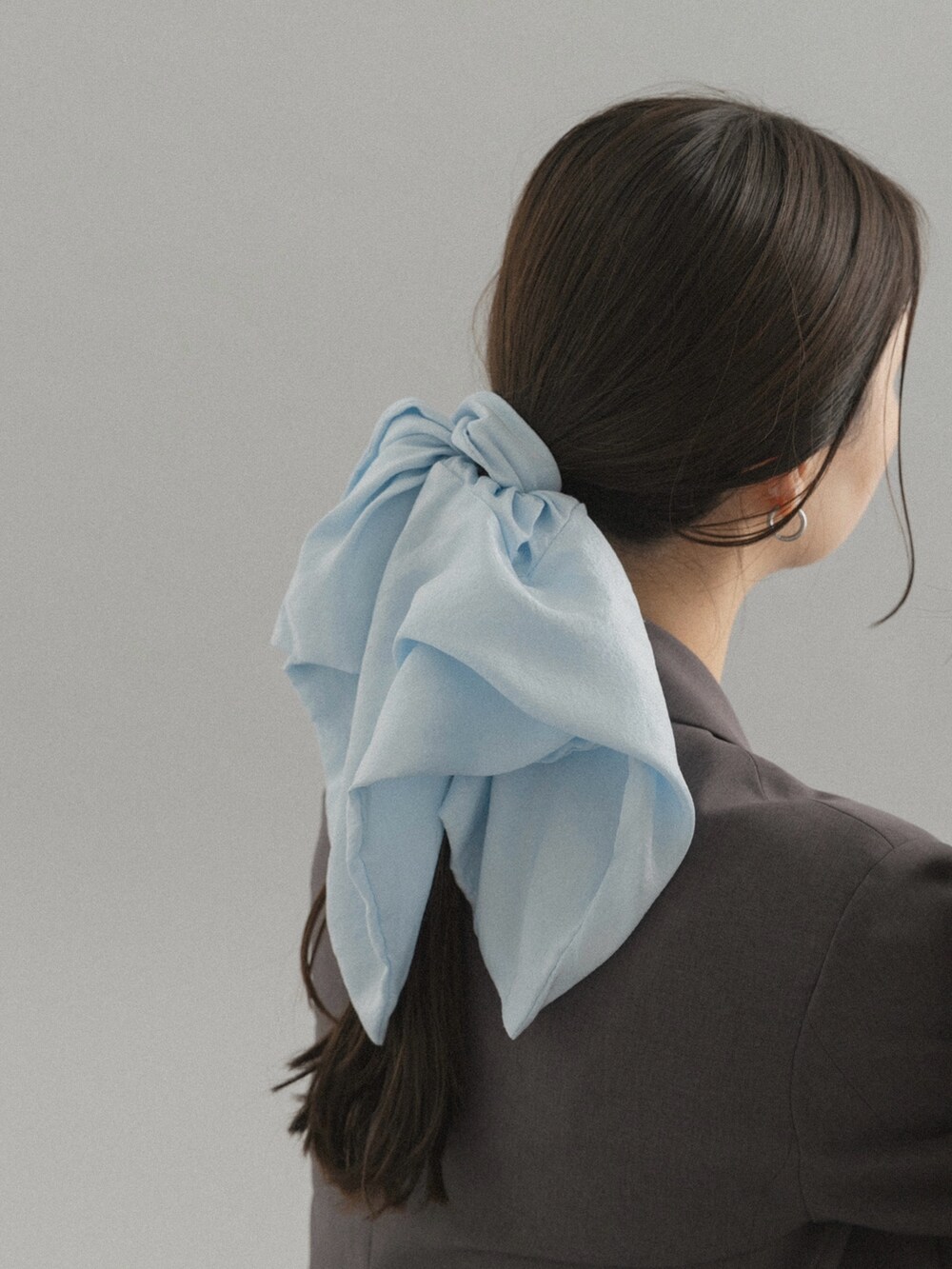 ブルー系のヘアゴム、ブルー系のヘアゴムを着用したレディースの秋コーディネートの2枚目の写真