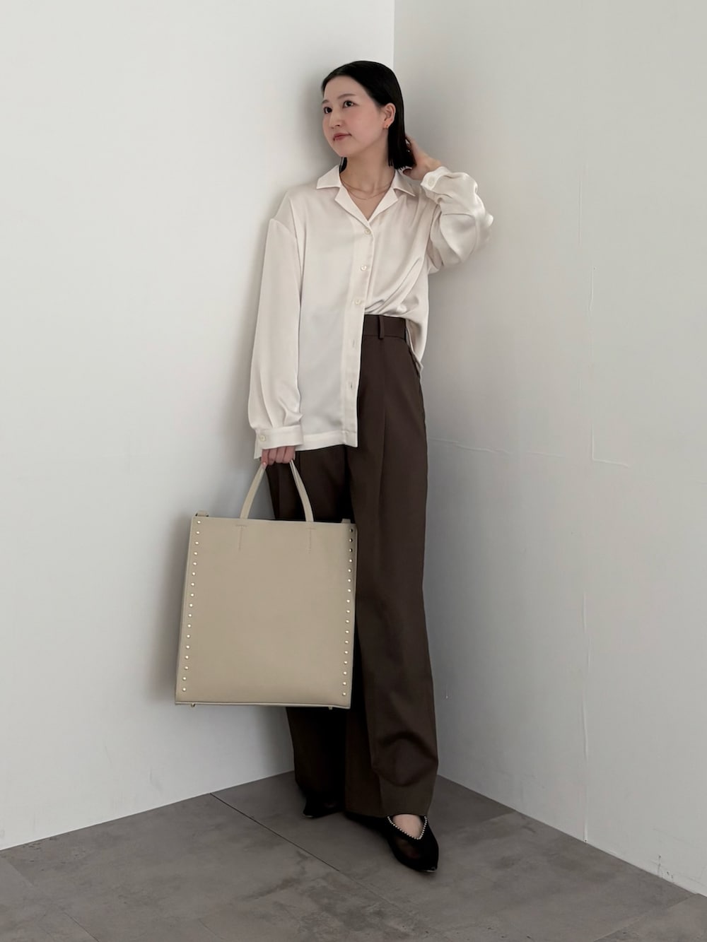 ホワイト系のシャツ/ブラウス、ブラウン系のその他パンツ、ブラック系のサンダルを着用したレディースの春コーディネートの4枚目の写真