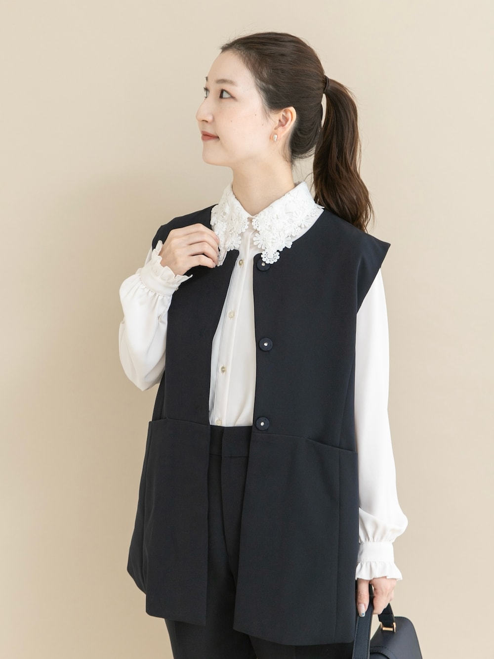 ブルー系のセットアップ、ホワイト系のシャツ/ブラウスを着用したレディースの冬コーディネートの2枚目の写真