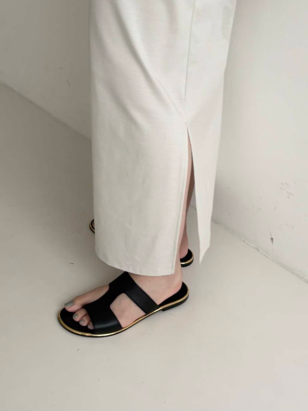 ベージュ系のショルダーバッグ、ベージュ系のワンピース、その他のメガネを着用したレディースの夏コーディネートの3枚目の写真