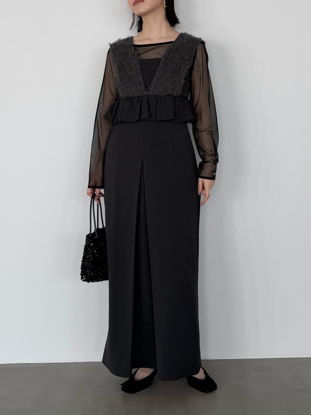 グレー系のワンピース、ブラック系のパンプスを着用したレディースの冬コーディネートの3枚目の写真