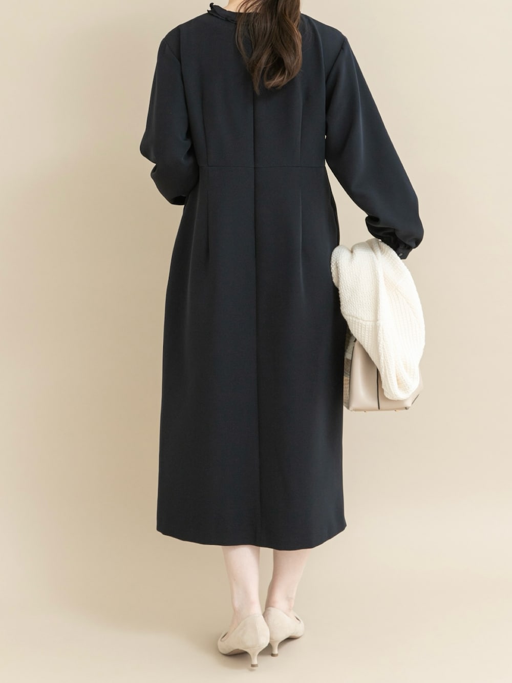 ブルー系のワンピースを着用したレディースの冬コーディネートの2枚目の写真