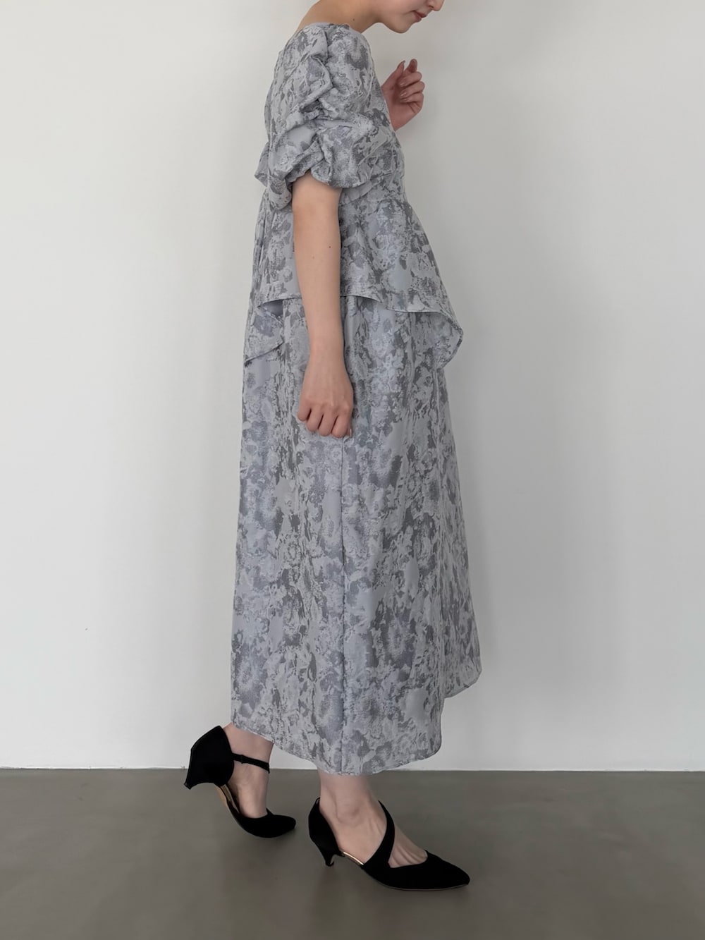 グレー系のワンピース、ブラック系のシューズ小物/雑貨を着用したレディースの冬コーディネートの5枚目の写真