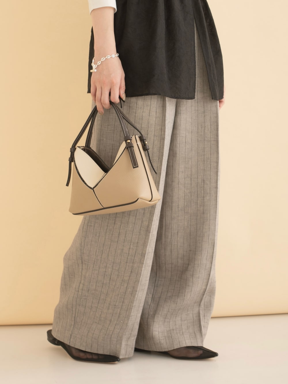 ブラック系のその他トップス、グレー系のその他パンツ、ホワイト系のTシャツ/カットソーを着用したレディースの冬コーディネートの6枚目の写真