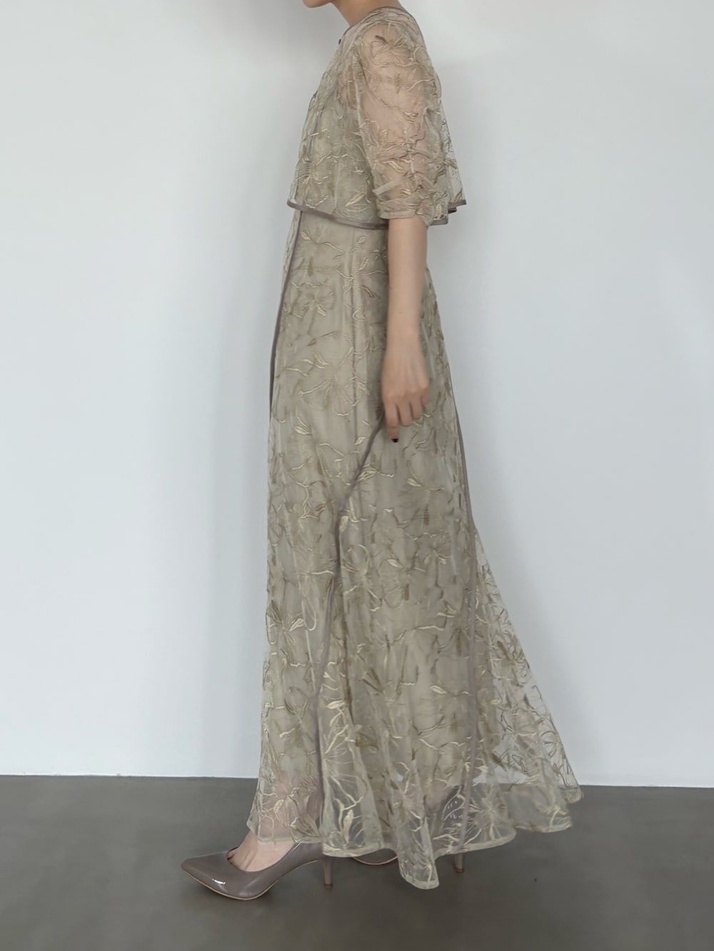 グリーン系のワンピース、グレー系のパンプスを着用したレディースの秋コーディネートの4枚目の写真