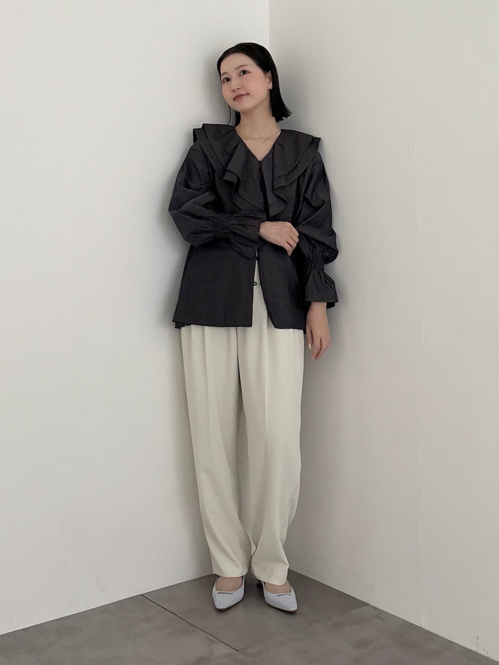 ブルー系のシャツ/ブラウス、ホワイト系のその他パンツを着用したレディースの冬コーディネートの2枚目の写真