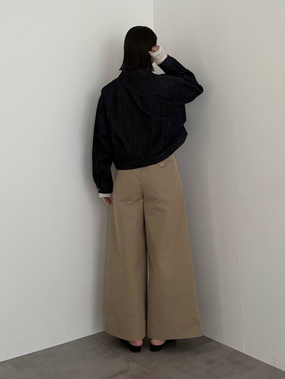 ベージュ系のその他パンツ、ブルー系のデニムジャケットを着用したレディースの冬コーディネートの3枚目の写真