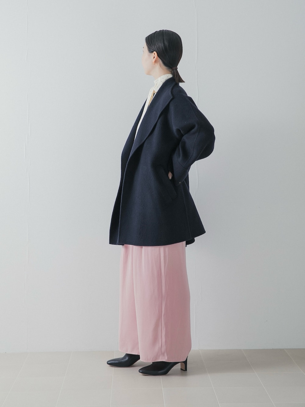 ピンク系のその他パンツ、ブラック系のブーツ、ブルー系のその他アウターを着用したレディースの秋コーディネートの3枚目の写真