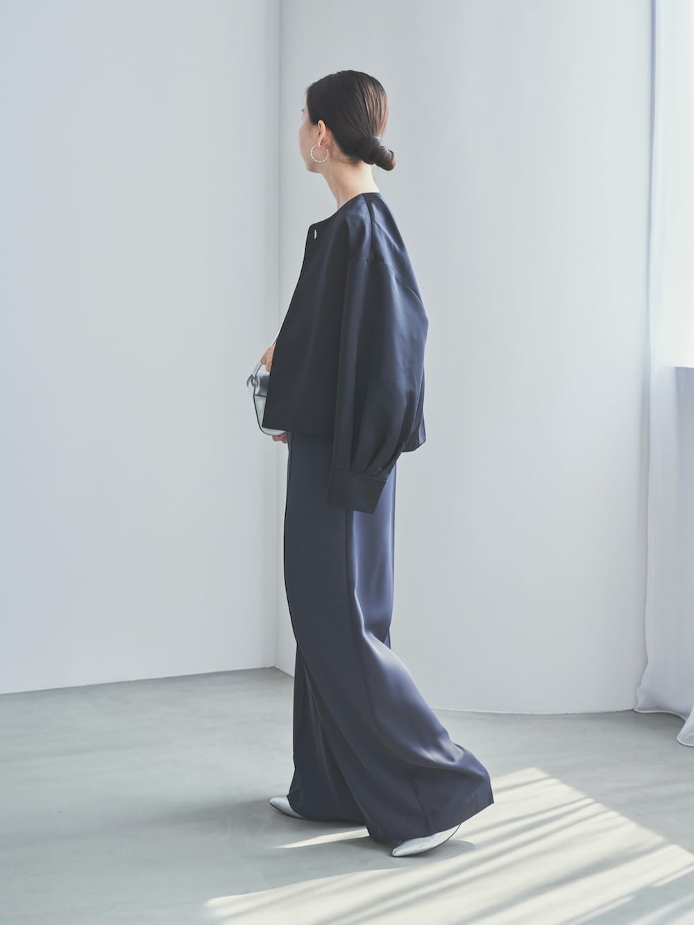 グレー系のその他パンツ、シルバー系のパンプス、シルバー系のショルダーバッグを着用したレディースの秋コーディネートの5枚目の写真