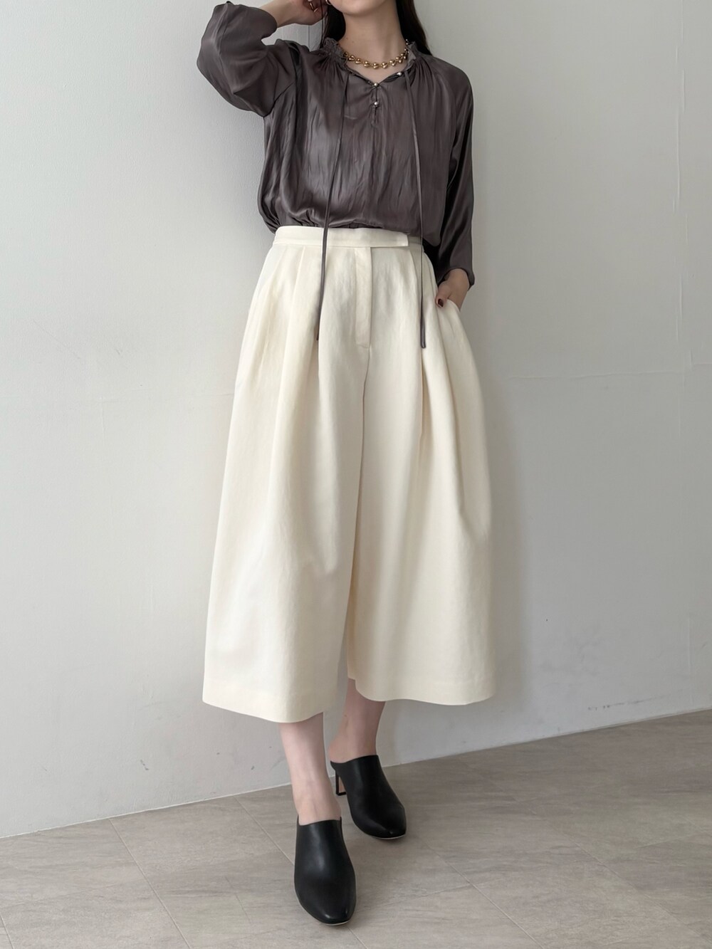 グレー系のシャツ/ブラウス、ホワイト系のその他パンツ、ブラック系のその他シューズを着用したレディースの秋コーディネートの3枚目の写真