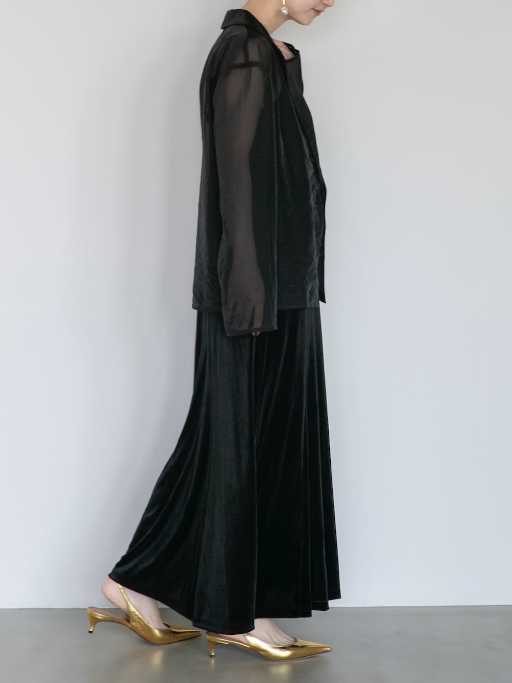 ブラック系のワンピースを着用したレディースの秋コーディネートの3枚目の写真