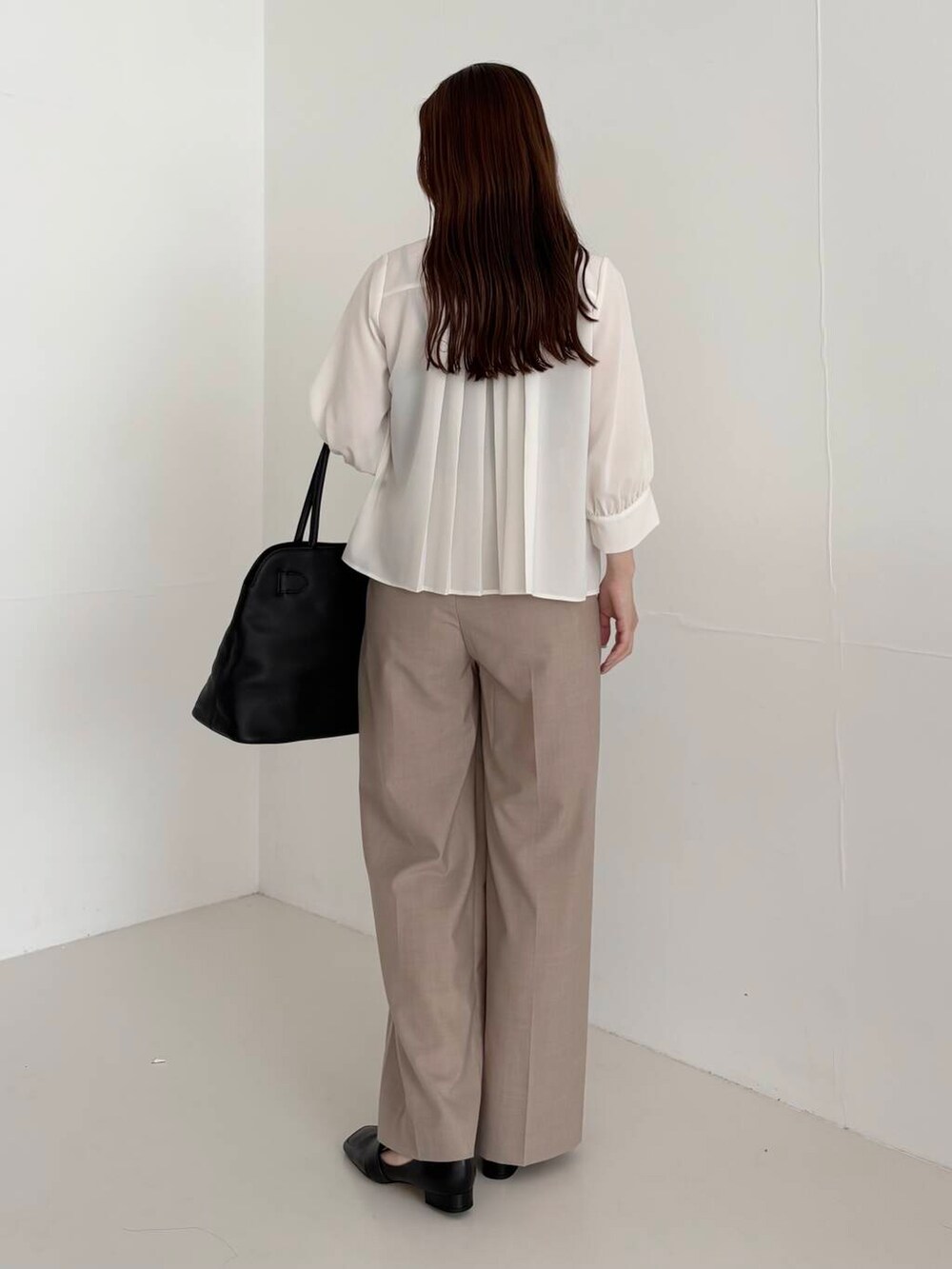 ベージュ系のその他パンツ、ホワイト系のシャツ/ブラウスを着用したレディースの夏コーディネートの2枚目の写真