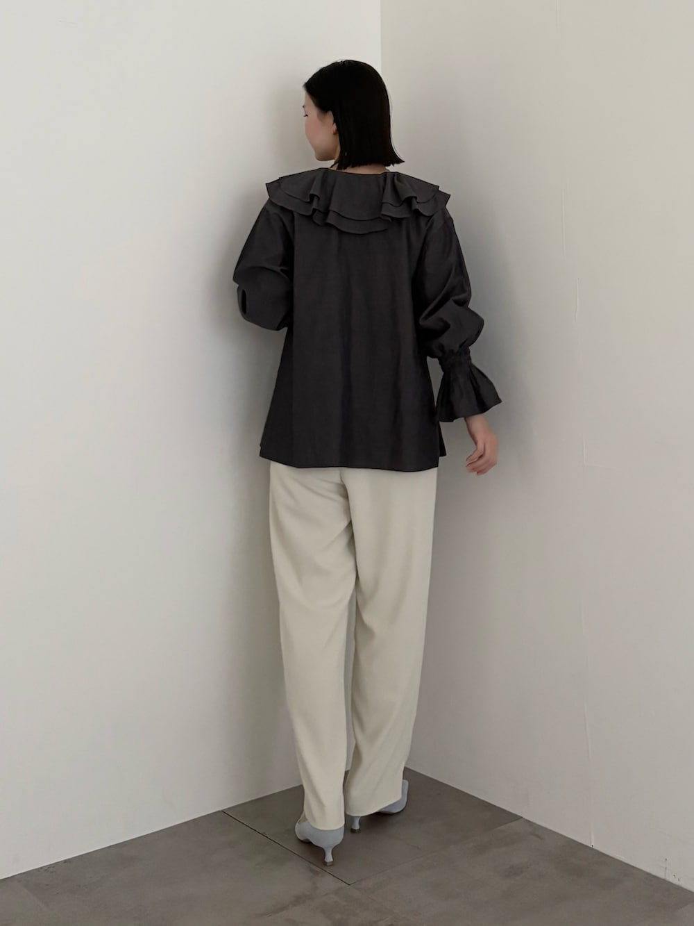 ブルー系のシャツ/ブラウス、ホワイト系のその他パンツを着用したレディースの冬コーディネートの3枚目の写真