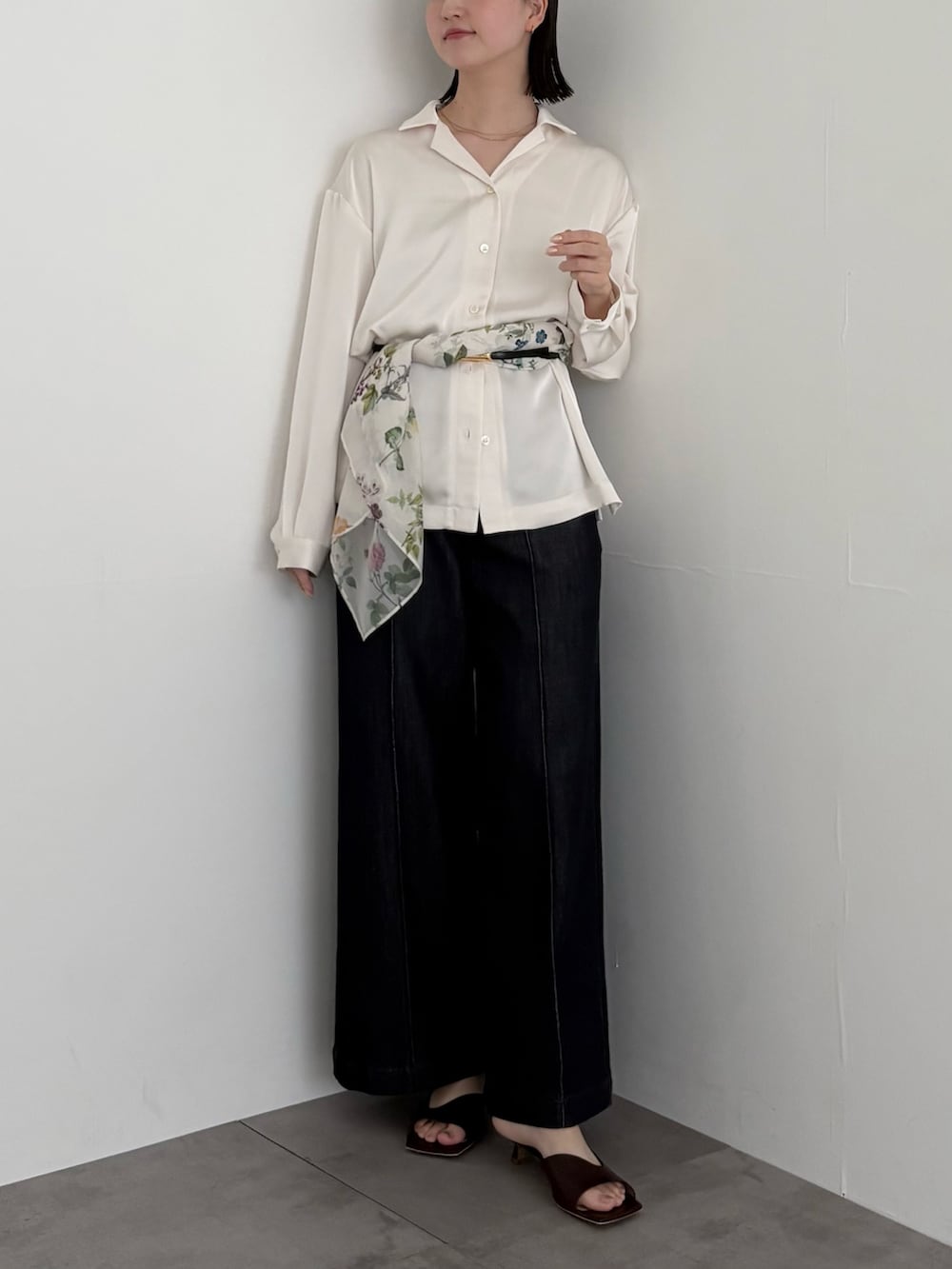 ホワイト系のシャツ/ブラウス、ブルー系のデニムパンツ、レッド系のサンダルを着用したレディースの春コーディネートの2枚目の写真