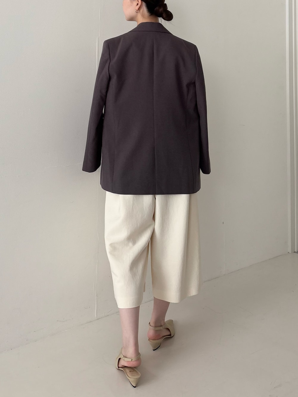 グレー系のその他アウター、ベージュ系のその他トップス、ホワイト系のその他パンツを着用したレディースの秋コーディネートの2枚目の写真